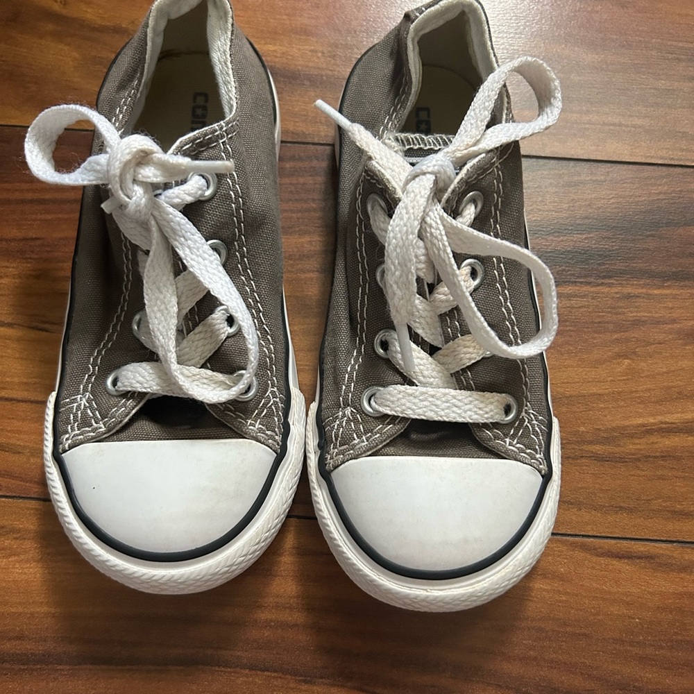 CONVERSE Unisex Kids gray Chuck Taylor Sneakers / Size: 9
